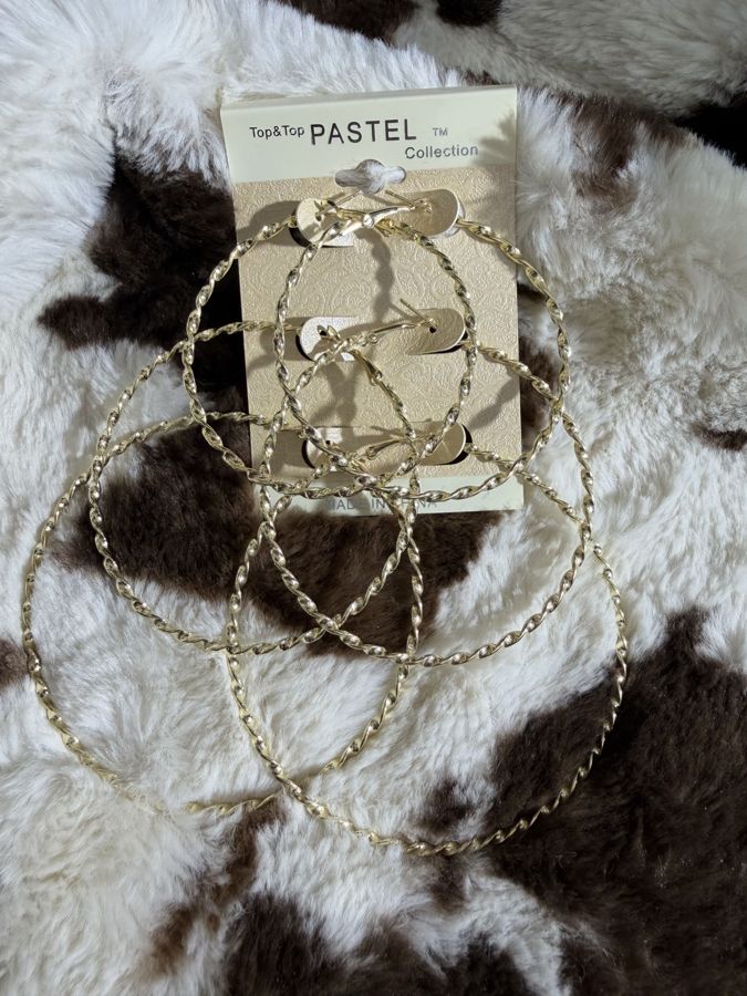 Gold twist hoop earrings