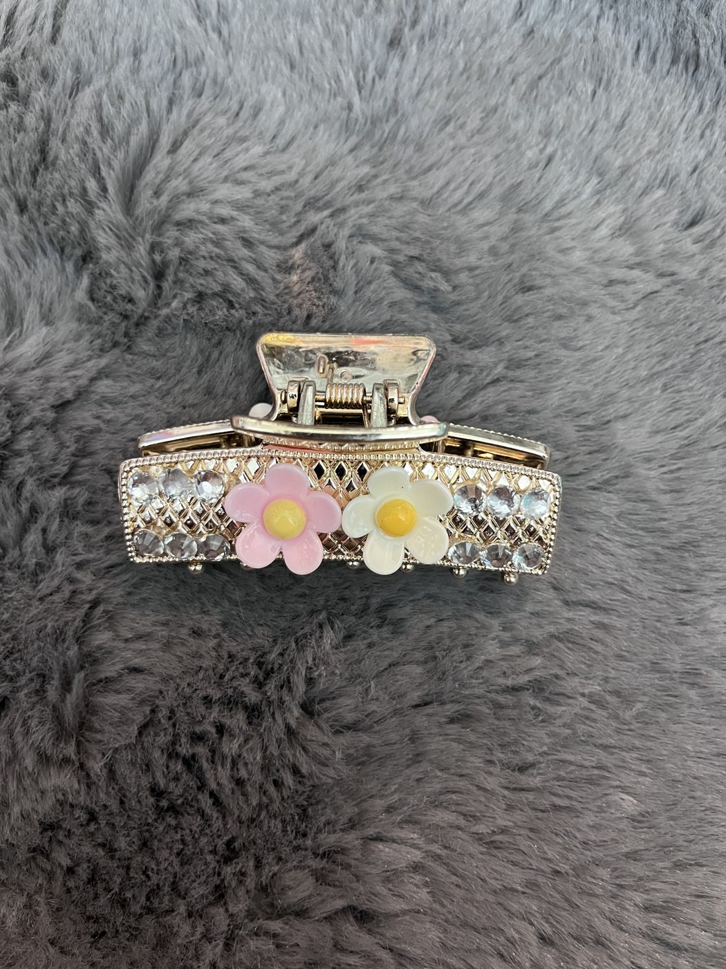 Silver rhinestone daisy claw clip