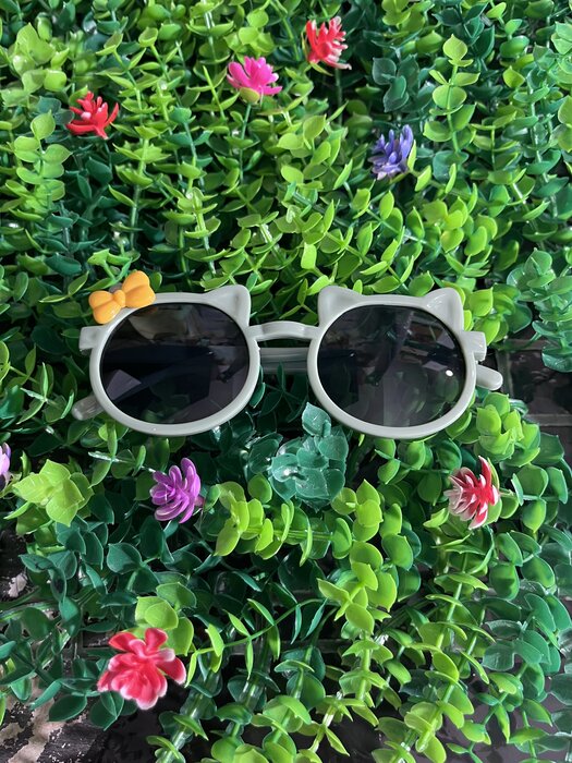 Green kids sunglasses with bow