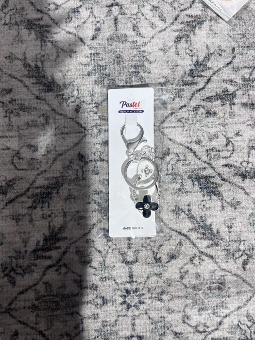 Crystal clover ring keychain