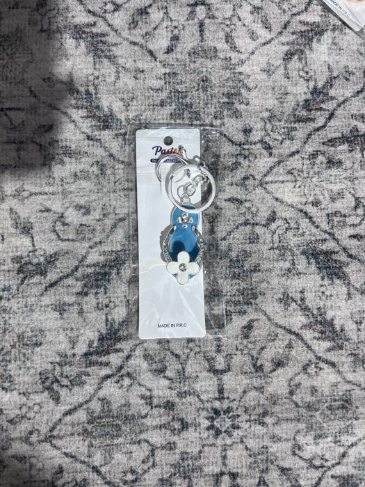 Sky blue flower flip-flop keychain